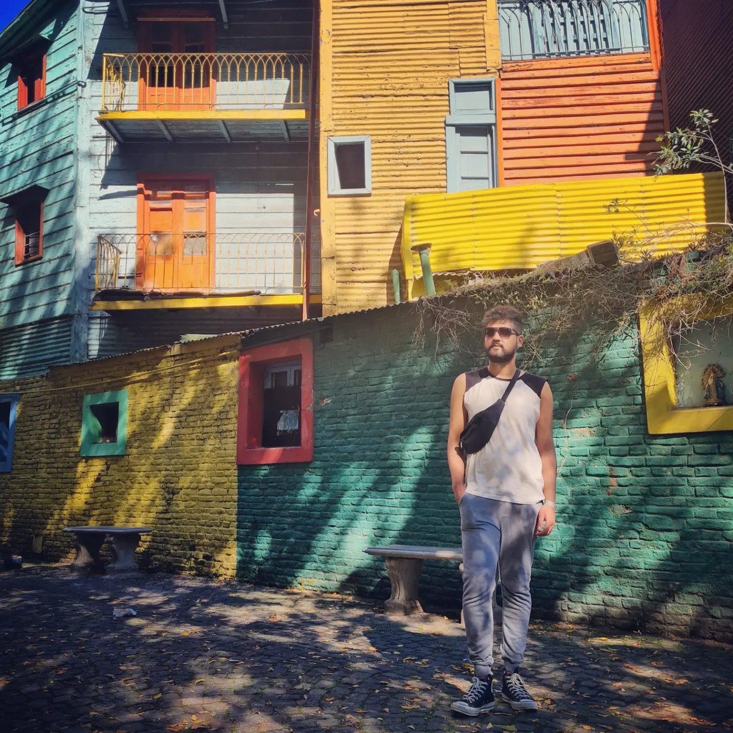 Casas coloridas e vibrantes na rua Caminito, no bairro de La Boca.