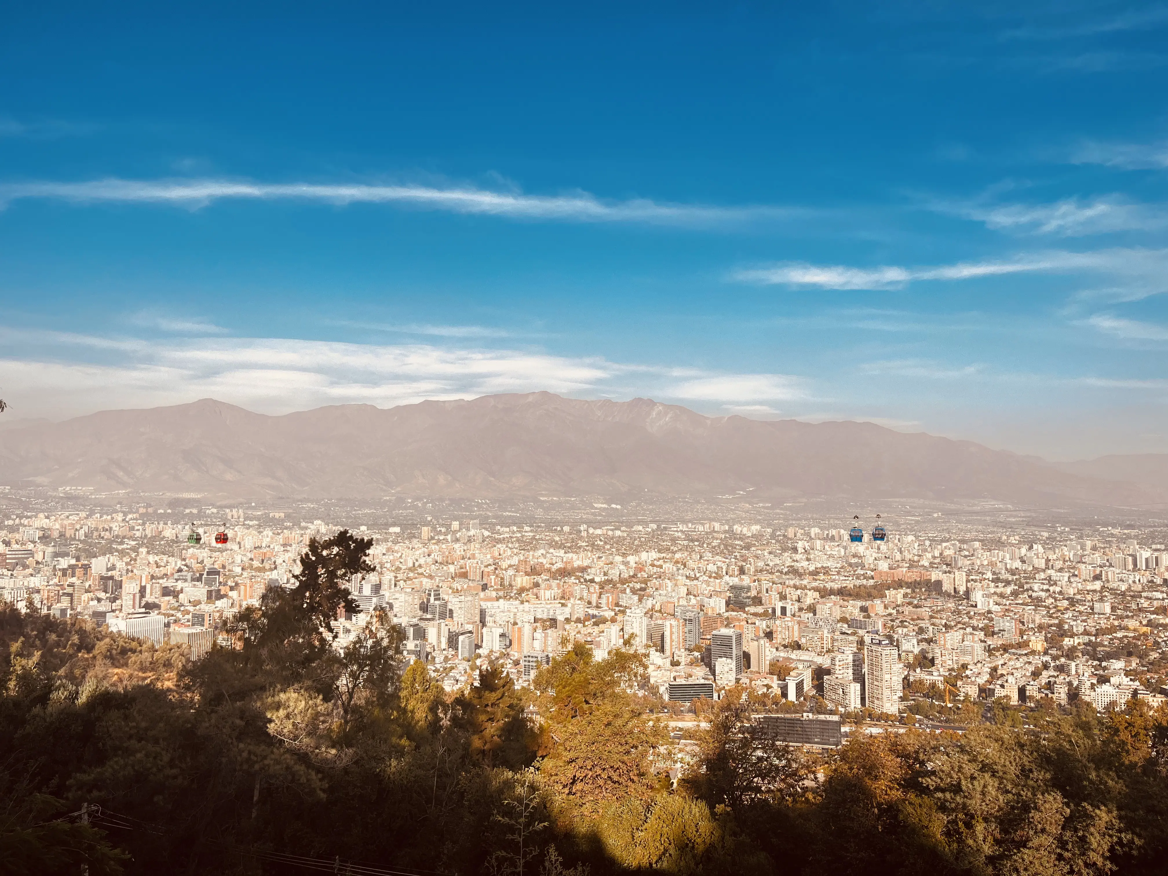 [Imagem do Cerro San Cristobal com vista panorâmica da cidade de Santiago]