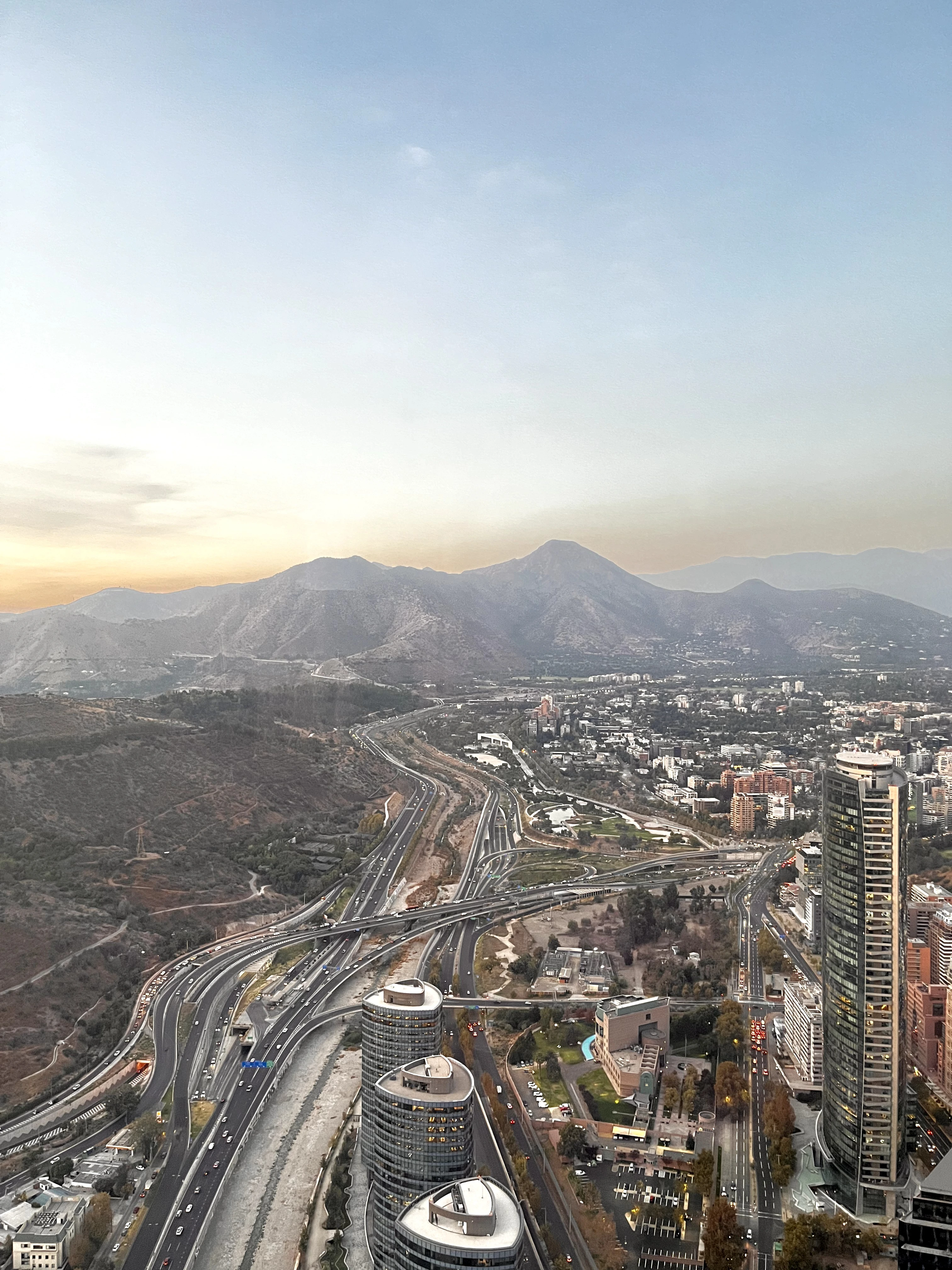 Vista do Sky Costanera para a Cidade de Santiago, Chile