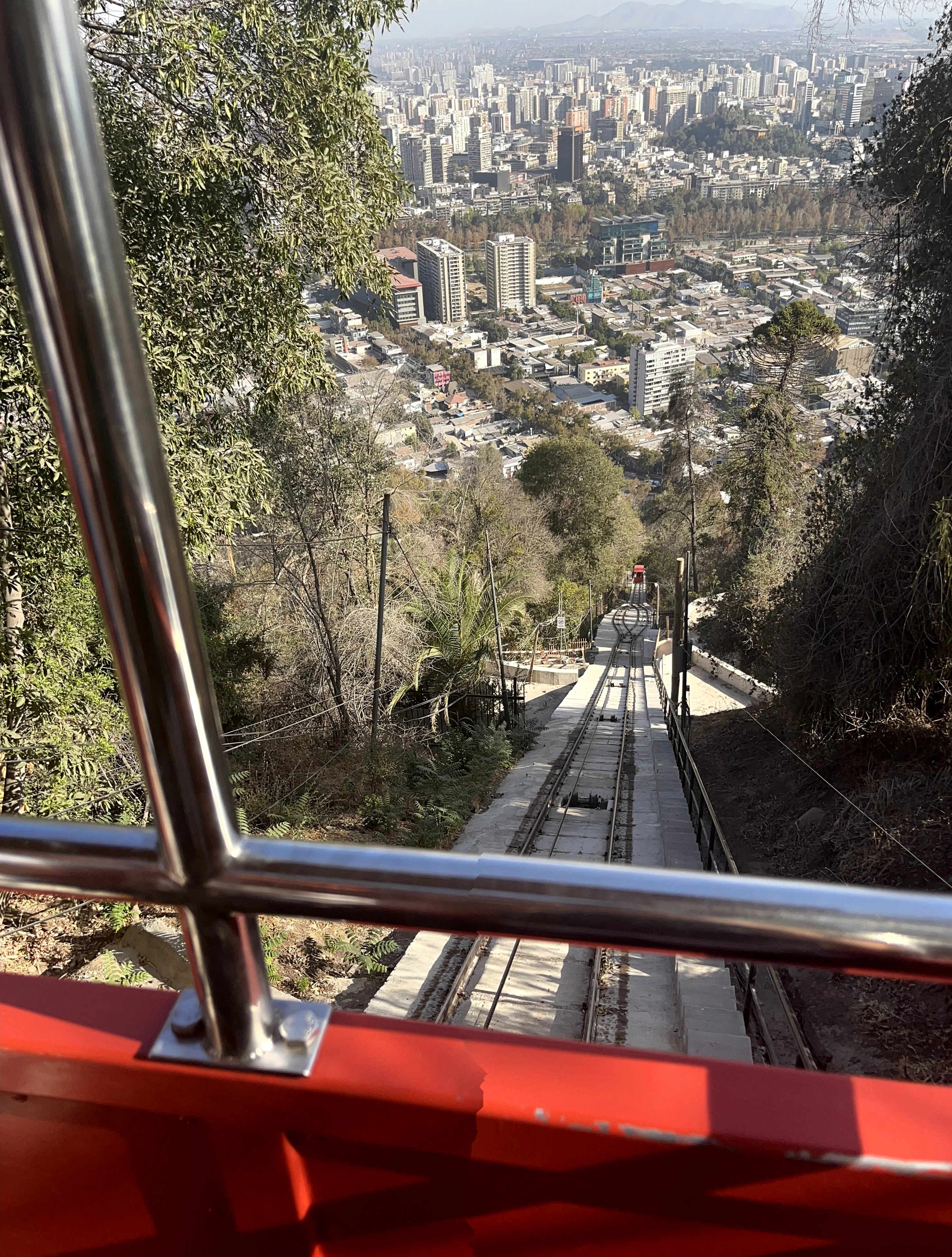 Subinda de Funicular para o Cerro San Cristobal em Santiago, Chile