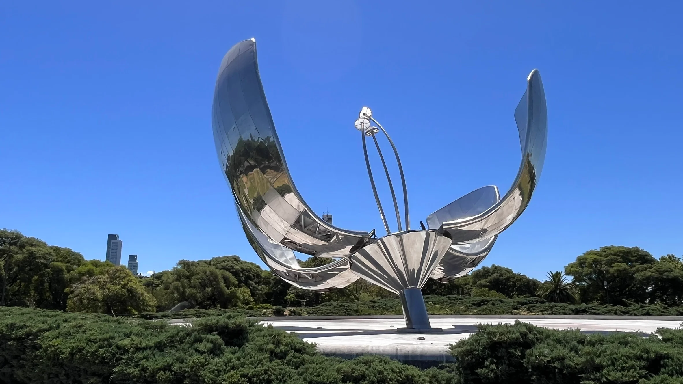 Monumento Floralis Genérica em Buenos Aires, com a flor metálica aberta sob o céu azul.