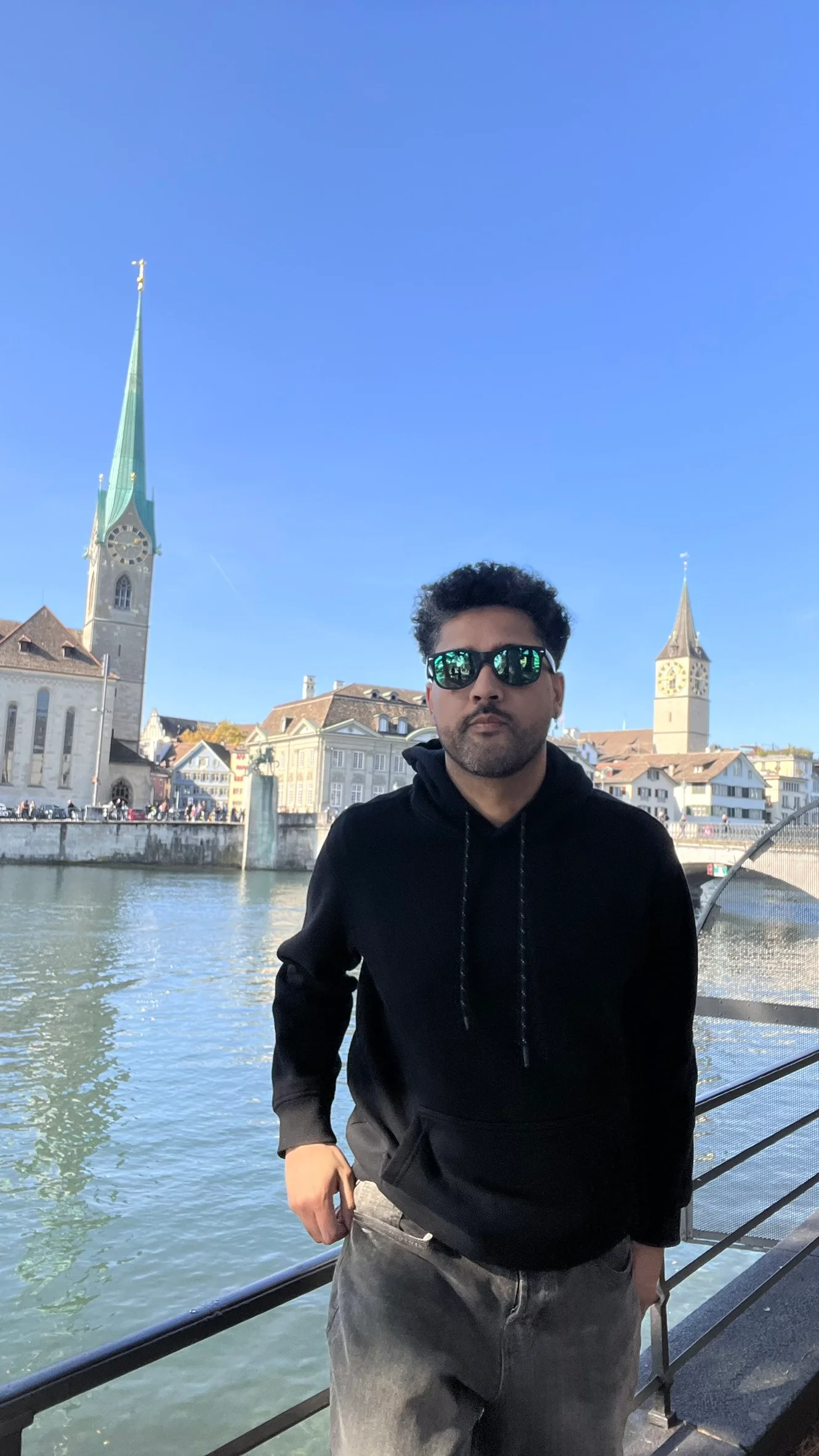 Em Zurich, de frente ao rio