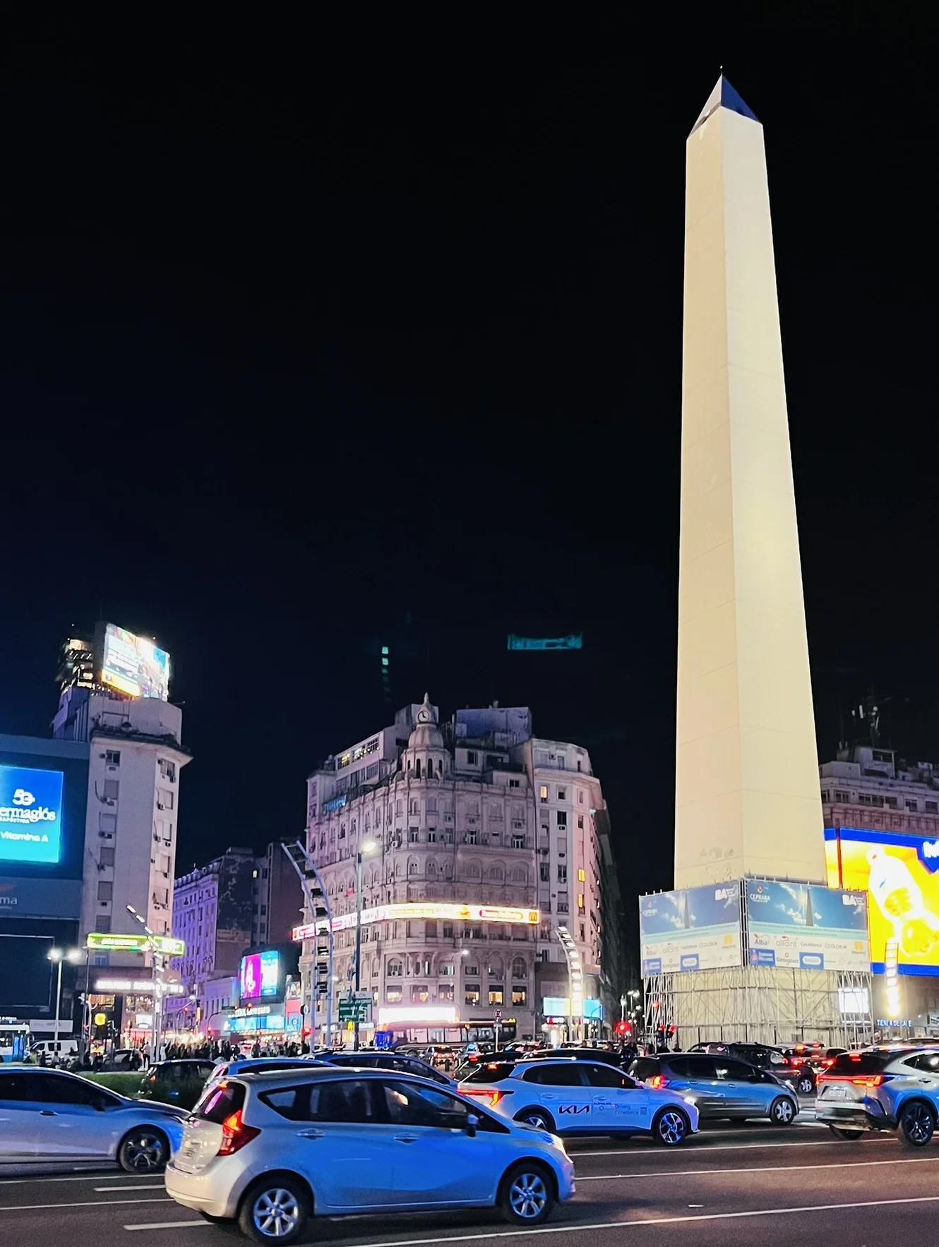O Obelisco de Buenos Aires iluminado à noite.