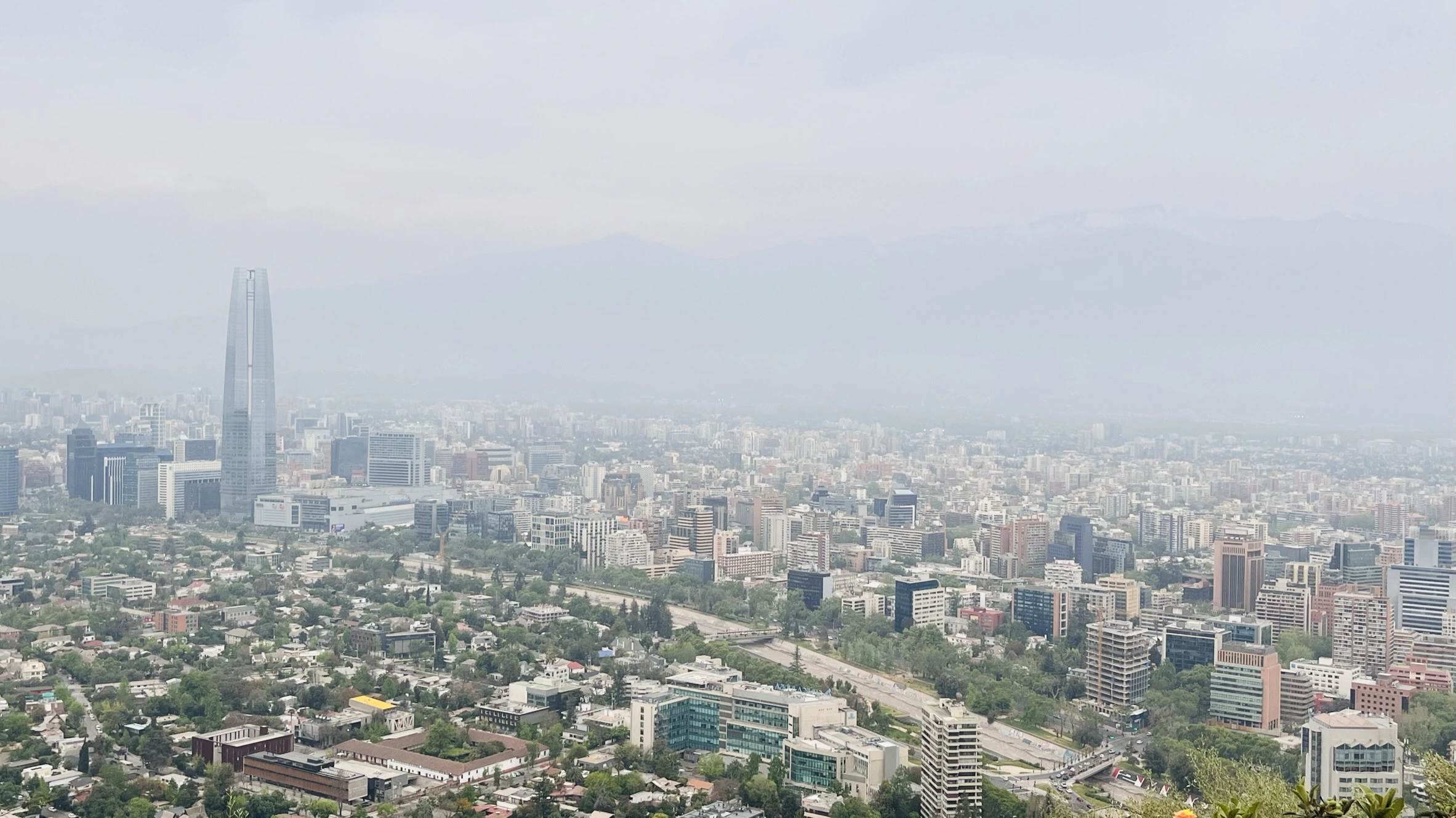[Imagem da vista panorâmica do Sky Costanera em Santiago]