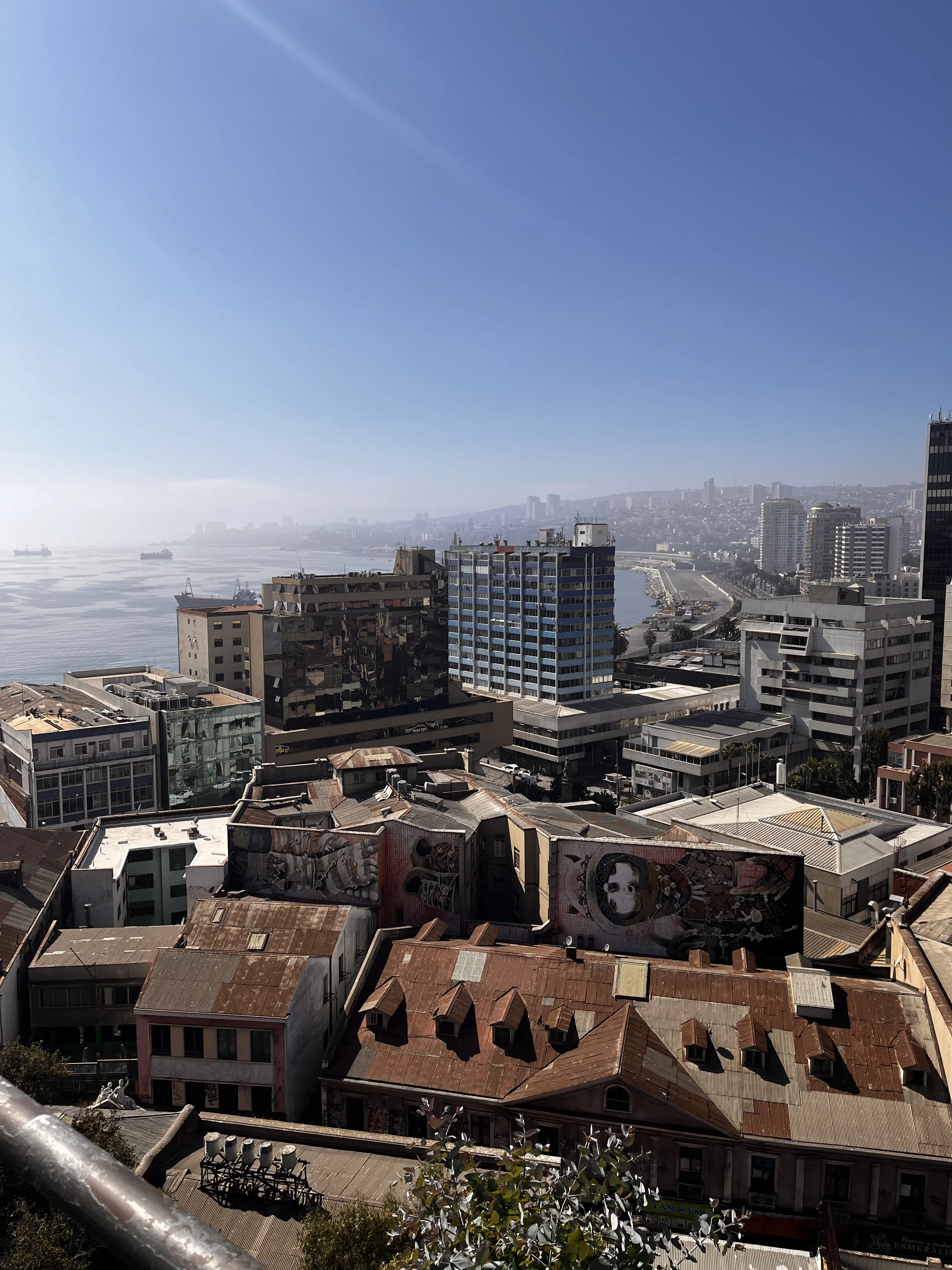 [Imagem das casas coloridas e grafites de Valparaíso]